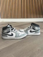 Nike Air Jordan 1 Mid Light Smoke Grey Anthracite - maat 44, Kleding | Heren, Schoenen, Wit, Nieuw, NIKE, Ophalen of Verzenden