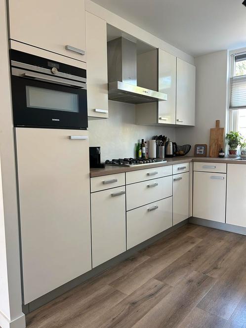 Hoekkeuken met Siemens apparatuur, Huis en Inrichting, Keuken | Complete keukens, Gebruikt, Hoekkeuken, Wit, Kunststof, Hoogglans of Gelakt