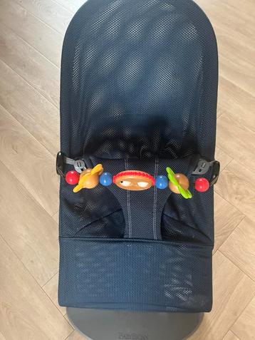 Baby bjorn wipstoel mesh + speeltje beschikbaar voor biedingen