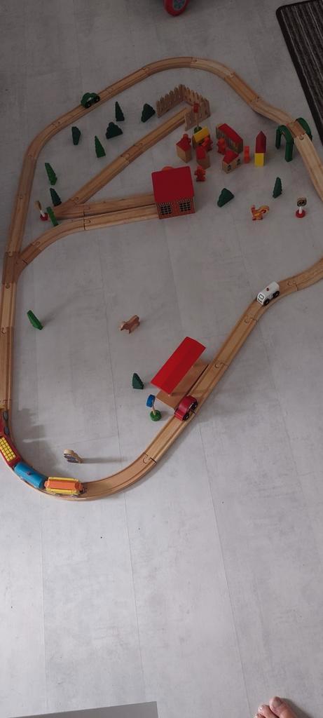Houten treinbaan met treintjes, stationnetje, Kinderen en Baby's, Speelgoed | Houten speelgoed, Gebruikt, Overige typen, Ophalen of Verzenden