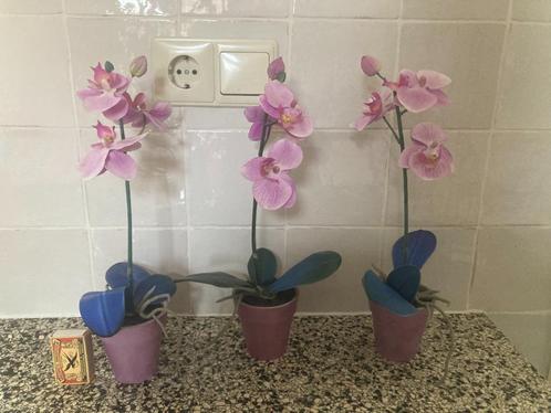 Drie roze Phalaenopsis orchidee sierbloem in paarse potjes, Huis en Inrichting, Woonaccessoires | Kunstplanten en Kunstbloemen