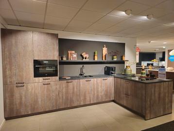 MOET WEG! Luxe AEG keuken met schiereiland & Aquahot beschikbaar voor biedingen