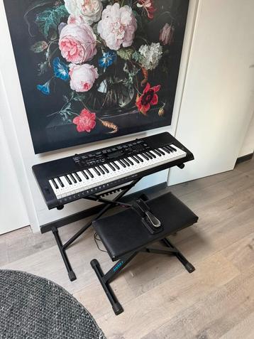 Keyboard klinkt als echte piano met sustainpedaal beschikbaar voor biedingen