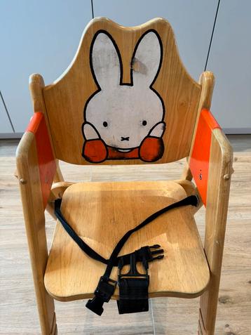 Stevig houten Nijntje kinder eetstoel beschikbaar voor biedingen