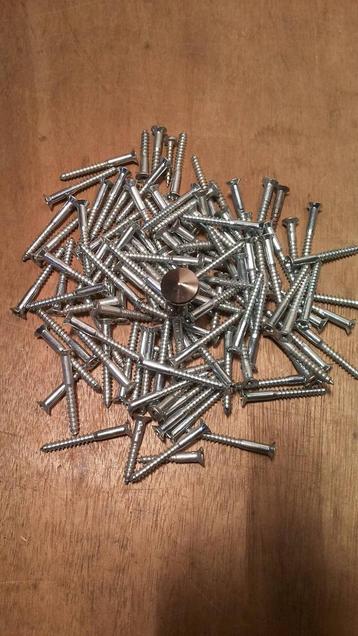 Klusje spiegelschroeven beschikbaar voor biedingen