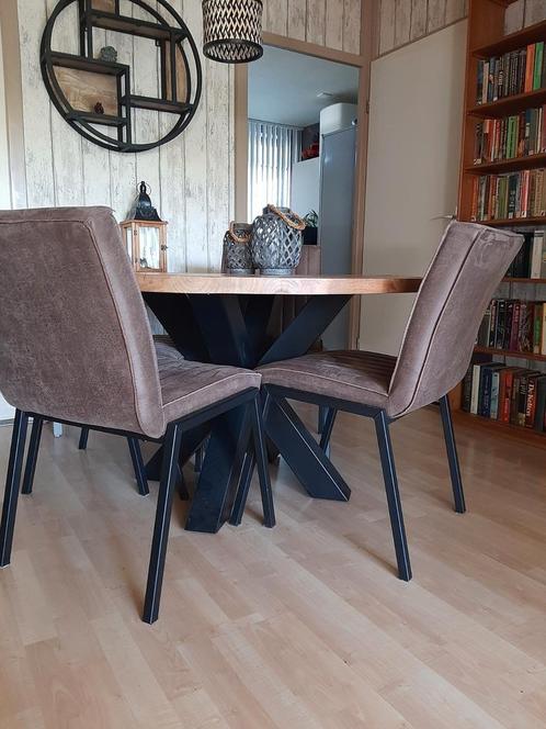 Zeer mooie eettafel mangohout/metaal & 4 bruine stoelen., Huis en Inrichting, Complete eetkamers, Zo goed als nieuw, Ophalen