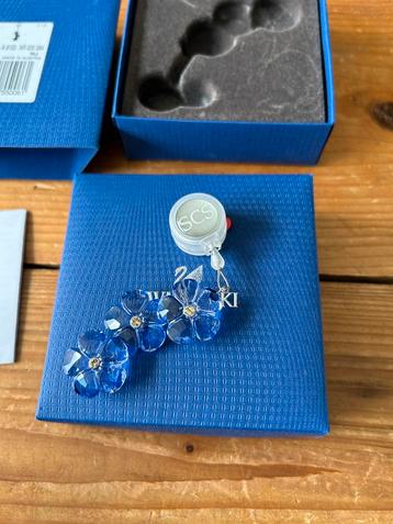 Raamhanger met blauwe bloemen beschikbaar voor biedingen