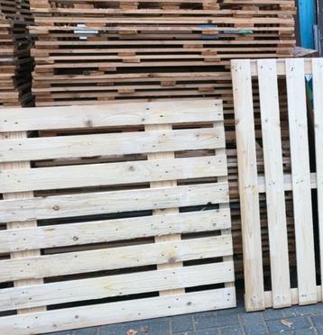 Platte pallets beschikbaar voor biedingen