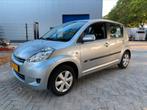 Daihatsu Sirion 1.3 AUT 2009 Grijs, Auto's, 4 cilinders, 1000 kg, 30 €/maand, Zilver of Grijs