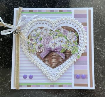 Nr 32 wenskaart met haakwerk Hart Bloemen beschikbaar voor biedingen