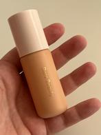 Rare Beauty tinted moisturizer in 24N, Ophalen of Verzenden, Nieuw, Gehele gezicht, Make-up
