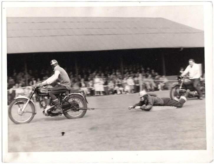 Foto - Motor 2 - Evenement - Spel, Verzamelen, Foto's en Prenten, Gebruikt, Foto, Overige onderwerpen, 1940 tot 1960, Ophalen of Verzenden