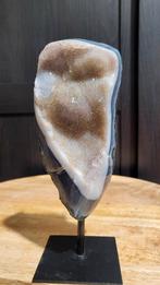 Agaat met amethist op standaard