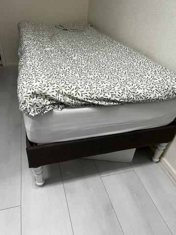 Nieuw eenpersoonsbed met matras beschikbaar voor biedingen