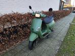 Senzo Riva brom scooter geel kenteken vespa look, Fietsen en Brommers, Scooters | Overige merken, Ophalen, Zo goed als nieuw