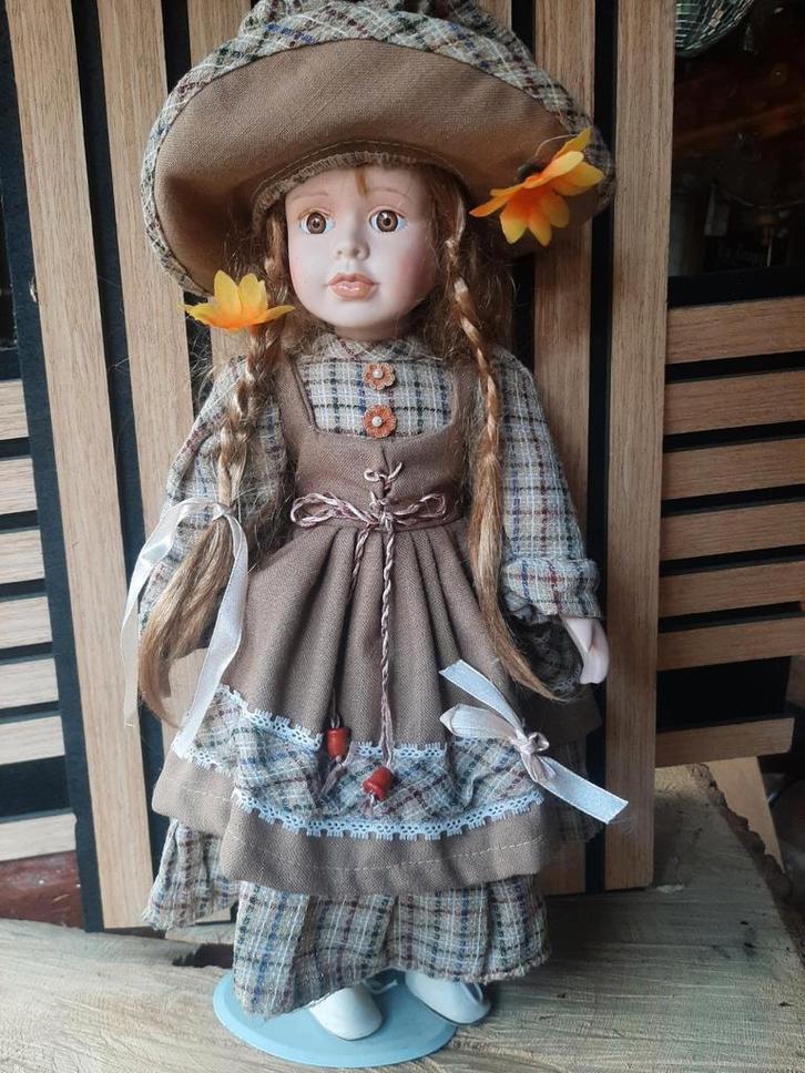 Porseleinen Pop Meisje met Hoed, Antiek en Kunst, Antiek | Speelgoed, Ophalen of Verzenden