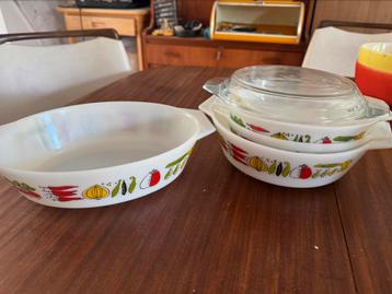 Retro set keukenschalen Arcopal beschikbaar voor biedingen