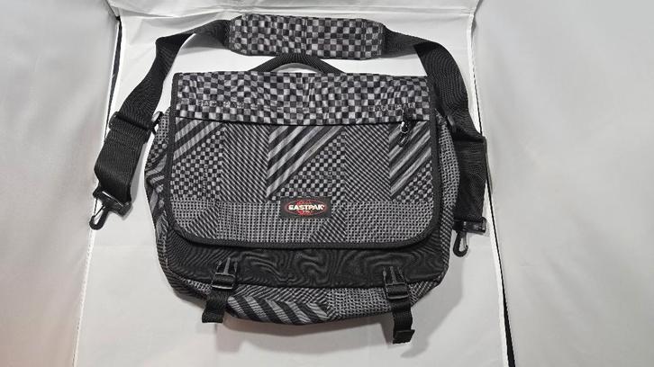 Eastpak Delegate schoudertas, Sieraden, Tassen en Uiterlijk, Tassen | Rugtassen, Zo goed als nieuw, Eastpak, 25 tot 40 cm, 30 tot 45 cm