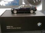 BMW 3er 3 serie sedan E90 blauw dealer edition 1:43, Ophalen of Verzenden, Auto, MiniChamps