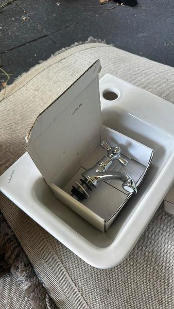 Wasbak met kraan beschikbaar voor biedingen