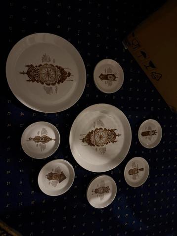 Servies: Klokken - 2 grote, 10 kleine borden beschikbaar voor biedingen