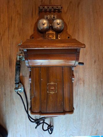 Antieke Wandtelefoon met Bellen beschikbaar voor biedingen