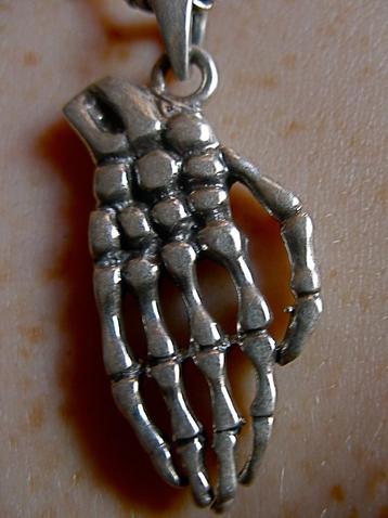 Zilveren 925 zilver kettinghanger geraamte / skelet van hand beschikbaar voor biedingen