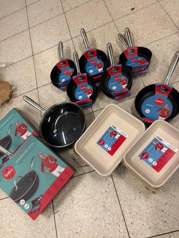 Partij nieuwe bakpannen en oven schalen beschikbaar voor biedingen