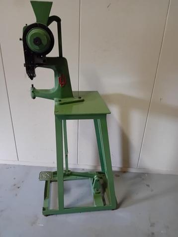 Pedaal machine voor machinale holnieten beschikbaar voor biedingen