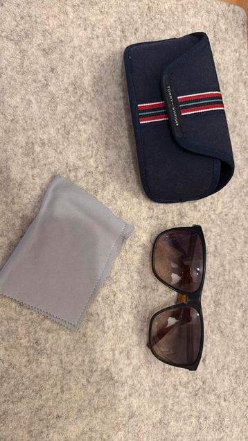 Tommy Hilfiger zonnebril beschikbaar voor biedingen