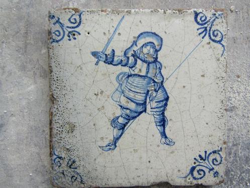 een 17e eeuwse tegel met een soldaat met zwaard, Antiek en Kunst, Antiek | Wandborden en Tegels, Ophalen of Verzenden