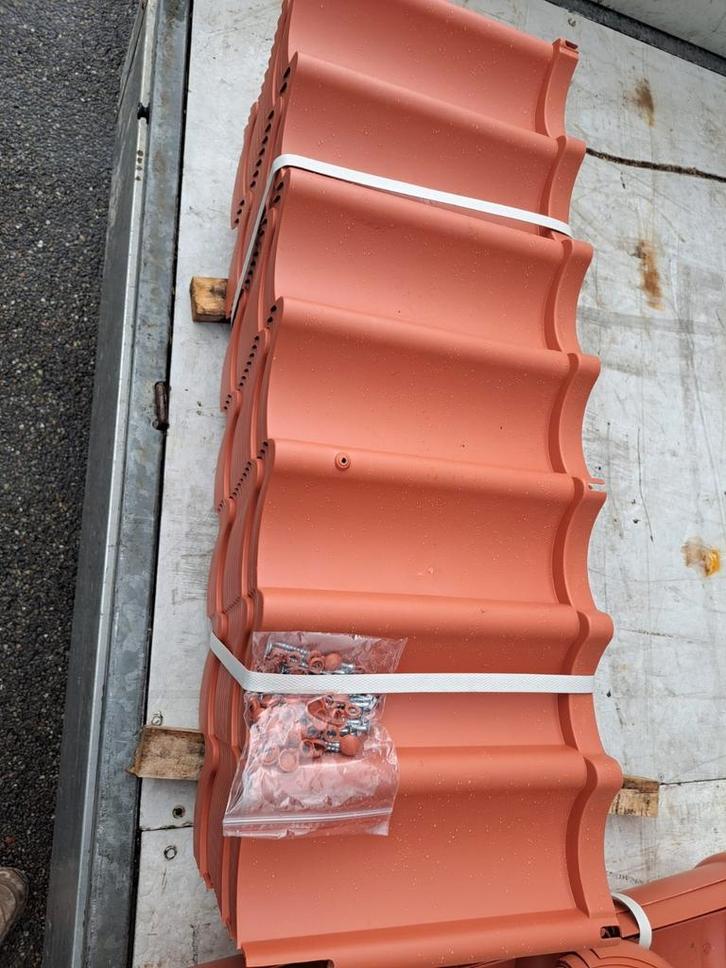Kunststof dakpannen rood en zwart, Doe-het-zelf en Verbouw, Dakpannen en Dakbedekking, Zo goed als nieuw, Dakpannen, Overige materialen