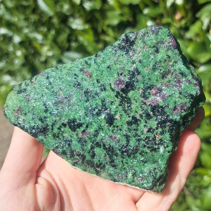 Grote Robijn in Zoisiet met veel Robijn stukjes edelsteen, Verzamelen, Mineralen en Fossielen, Ophalen of Verzenden