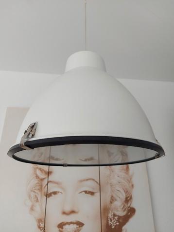 Industriële hanglamp beschikbaar voor biedingen