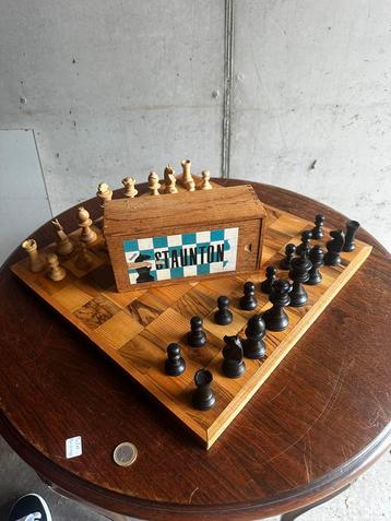 Vintage Staunton schaakset – compleet met bord en doos beschikbaar voor biedingen