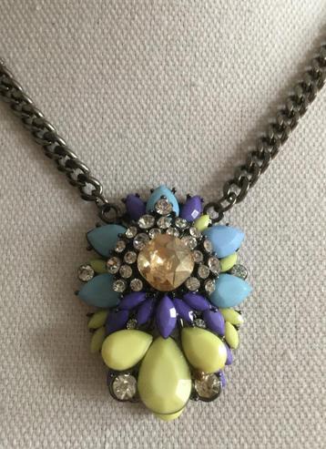 Gekleurde steentjes strass hanger ketting beschikbaar voor biedingen