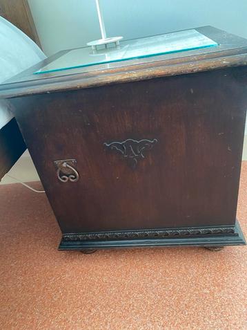Vintage Houten nachtkastje met Glasplaat beschikbaar voor biedingen