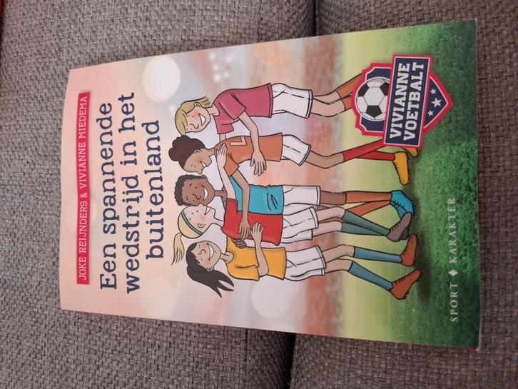 Vivianne Miedema - Een spannende wedstrijd in het buitenland, Boeken, Kinderboeken | Jeugd | 10 tot 12 jaar, Zo goed als nieuw