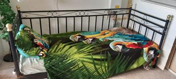 Prachtig metalen vintage bed met lattenbodem en evt matras beschikbaar voor biedingen
