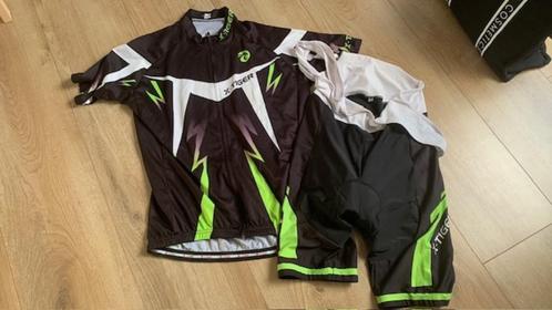Zwart bewerkte fiets shirt en korte broek met brettels, Kleding | Heren, Sportkleding, Zo goed als nieuw, Hardlopen of Fietsen
