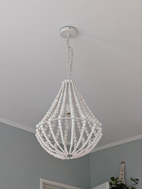 Lustre / Hanglamp met witte houten kralen – bohemian stijl, Huis en Inrichting, Lampen | Kroonluchters, Zo goed als nieuw, Hout