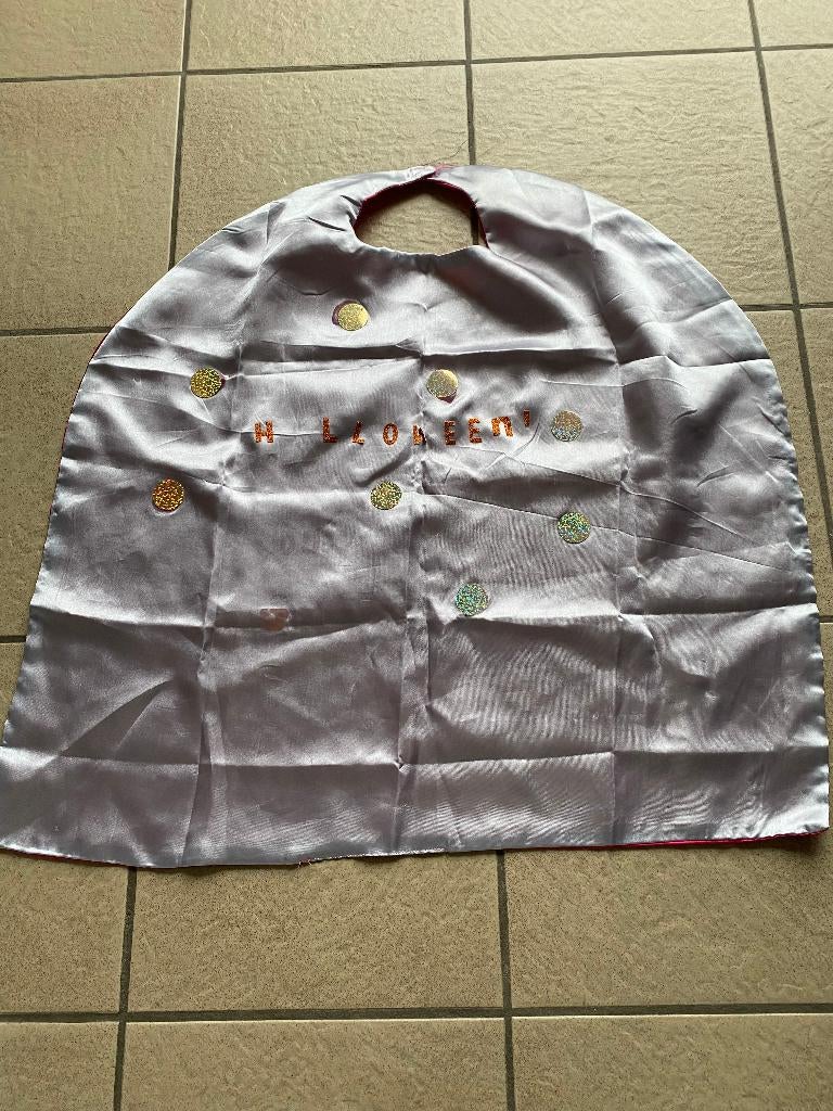 Halloween cape 4-6 jaar de a in halloween ontbreekt, Ophalen of Verzenden, Gebruikt, 110 t/m 116, Jongen of Meisje