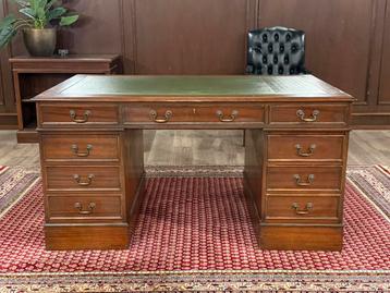 Klassiek Engels bureau #518 beschikbaar voor biedingen