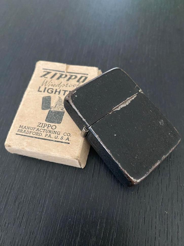Originele WWII  Zippo 1943-45, Black crackle met doosje, Verzamelen, Rookartikelen, Aanstekers en Luciferdoosjes, Zo goed als nieuw