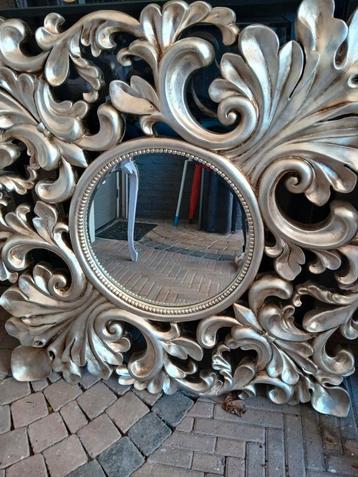 Brocante grote spiegel van hout beschikbaar voor biedingen
