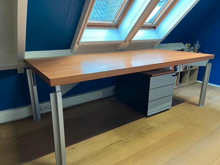 Massief houten bureau / werktafel - in hoogte verstelbaar, Huis en Inrichting, Bureaus, Zo goed als nieuw, Bureau, In hoogte verstelbaar