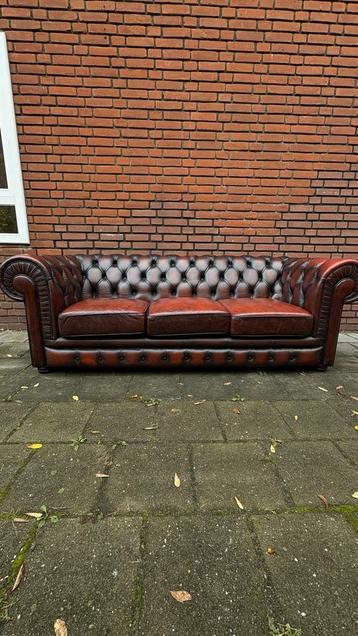 Klassieke leren Chesterfield bank beschikbaar voor biedingen