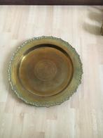 geel koperen wandbord diam 48 schulp rand opdruk een pauw, Antiek en Kunst, Antiek | Koper en Brons, Ophalen of Verzenden, Koper