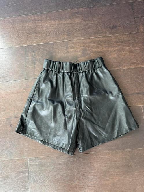 Fake leather short dames maat M, Kleding | Dames, Broeken en Pantalons, Zo goed als nieuw, Maat 38/40 (M), Zwart, Kort, Ophalen of Verzenden