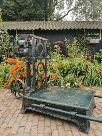 Antieke bascule weegschaal beschikbaar voor biedingen